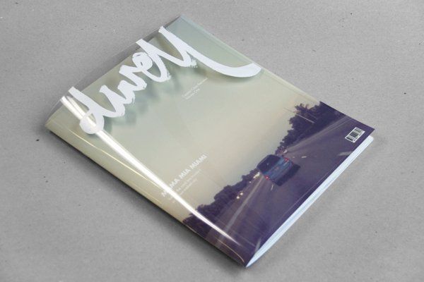 طراحی جلد مجله با یک پوشش شفاف
